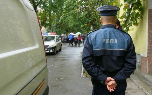 ŞOCANT: Un recidivist care a atacat  cu toporul un polițișt, cercetat în libertate