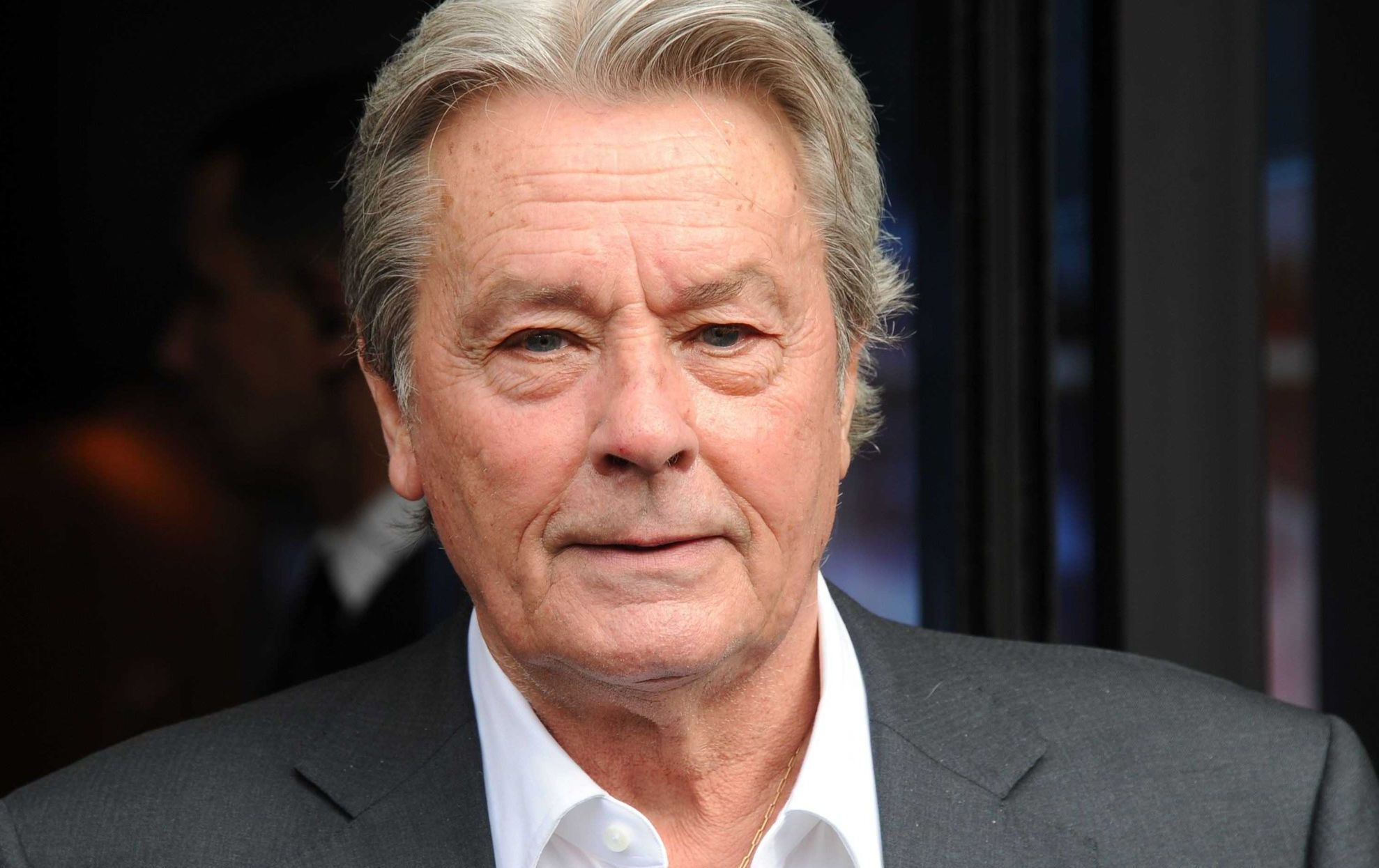 Alain Delon va fi îngropat în grădina casei, alături de cei 35 de câini ai săi. Ce a cerut prin testament