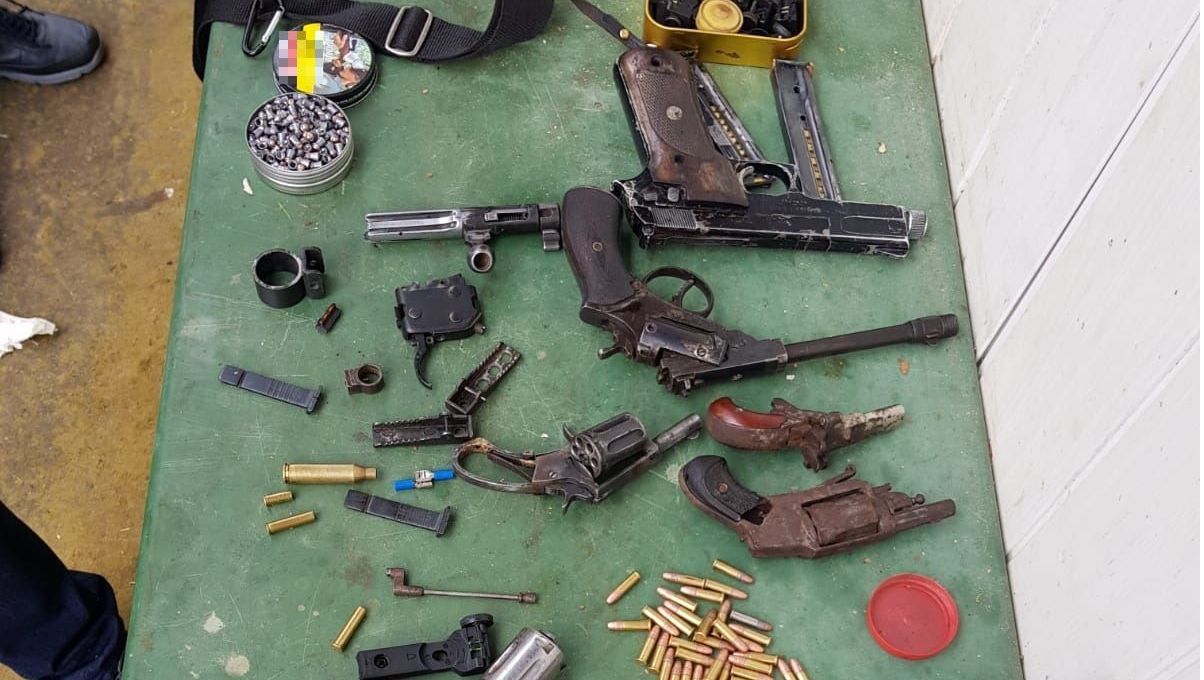 Descinderi la persoane bănuite de contrabandă cu arme. S-a descoperit un arsenal întreg