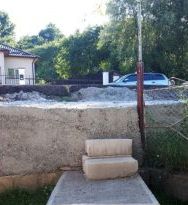 Sechestrați în propriile curți, după o asfaltare halucinantă