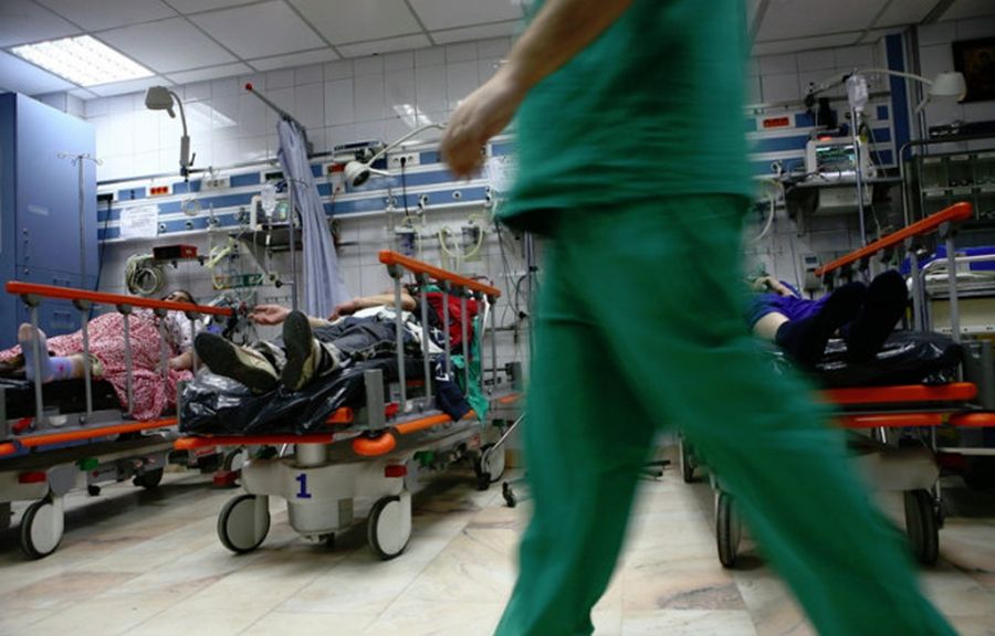 Doctor House de Dorohoi. Și-a cusut șapte copci, pe testicule, acasă, fără anestezie!