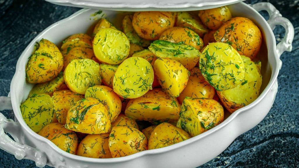 Cartofi noi cu unt și mărar. Un deliciu! 
