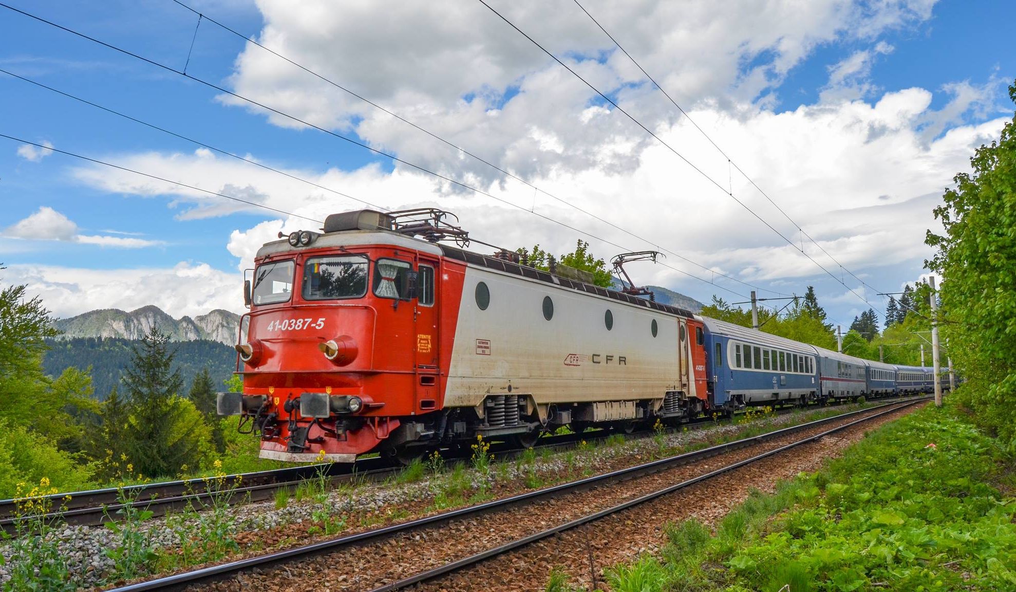 Dezastrul CFR. Două trenuri plecate duminică din Timișoara spre mare sunt și acum pe drum