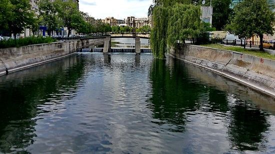 Tragedie în București. Un tânăr s-a înecat în Dâmbovița, altul, aproape de moarte