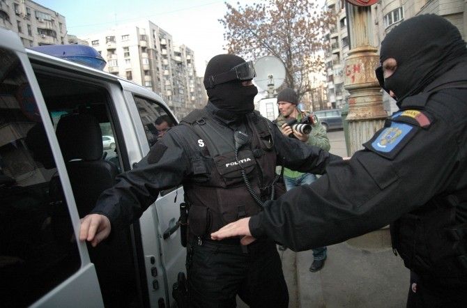 O româncă "descurcăreață" a înșelat un italian cu peste o jumătate de milion de euro