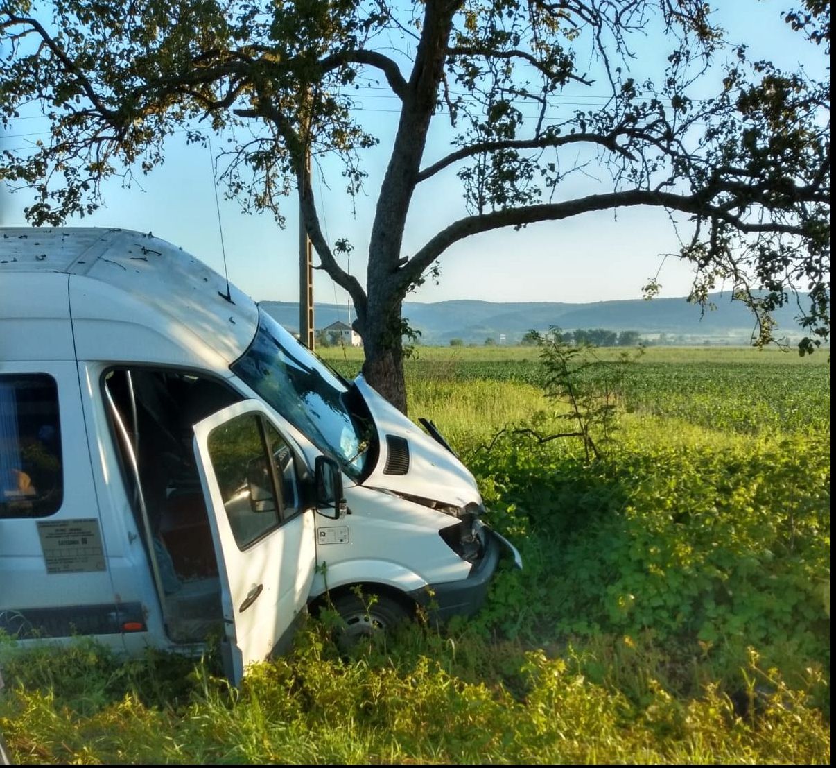 Microbuz cu muncitori, accident grav! Patru bărbați au ajuns la spital