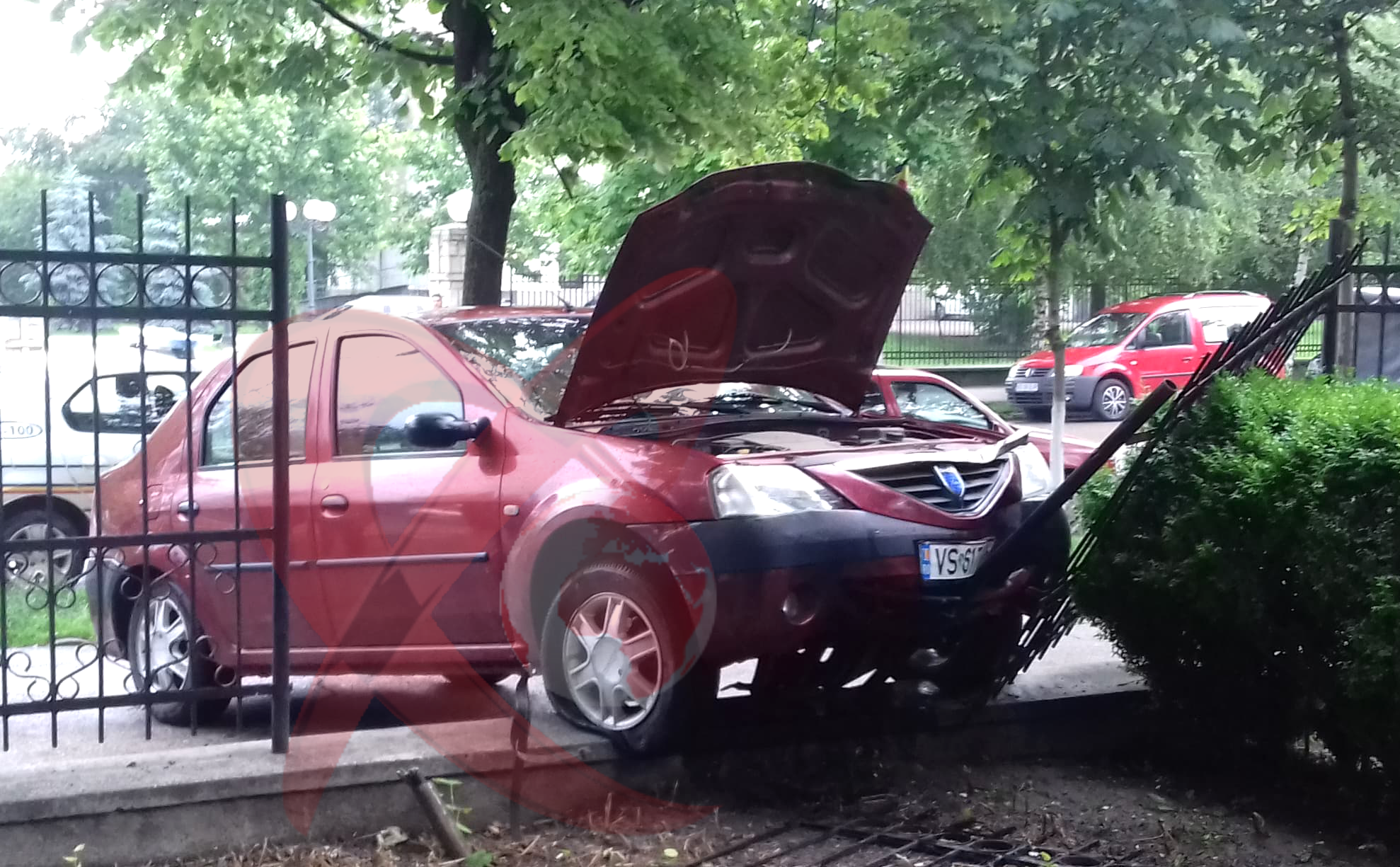 FOTO/VIDEO S-a oprit cu mașina în gardul spitalului 