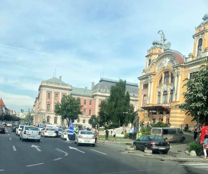 Tânără de 22 de ani lovită de o maşină pe trotuar(Video)