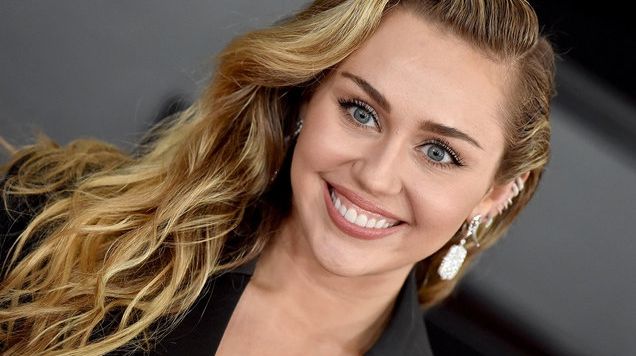 Cum vinde Miley Cyrus prezervative