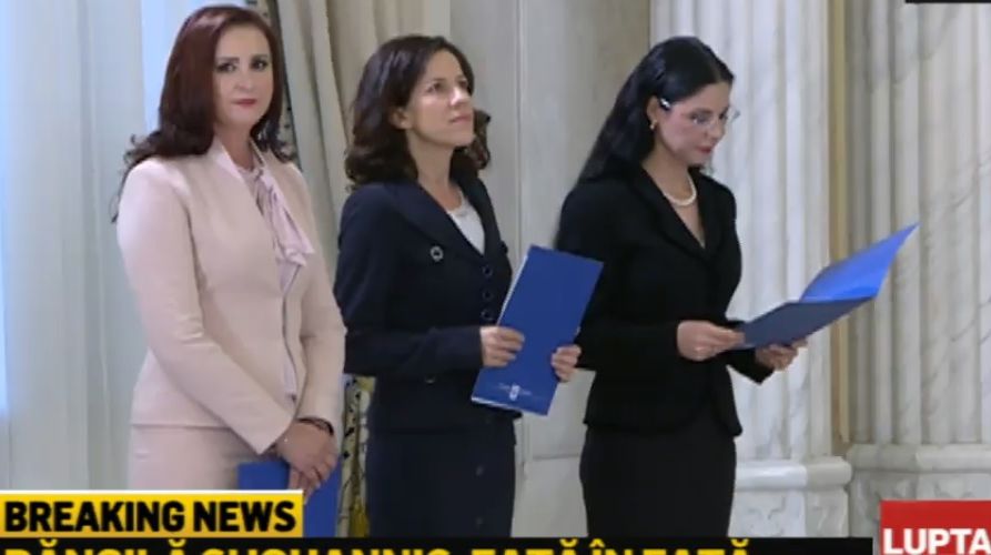 Guvernul are 3 miniștri noi. Dăncilă, față în față cu Iohannis la ceremonia de învestitură