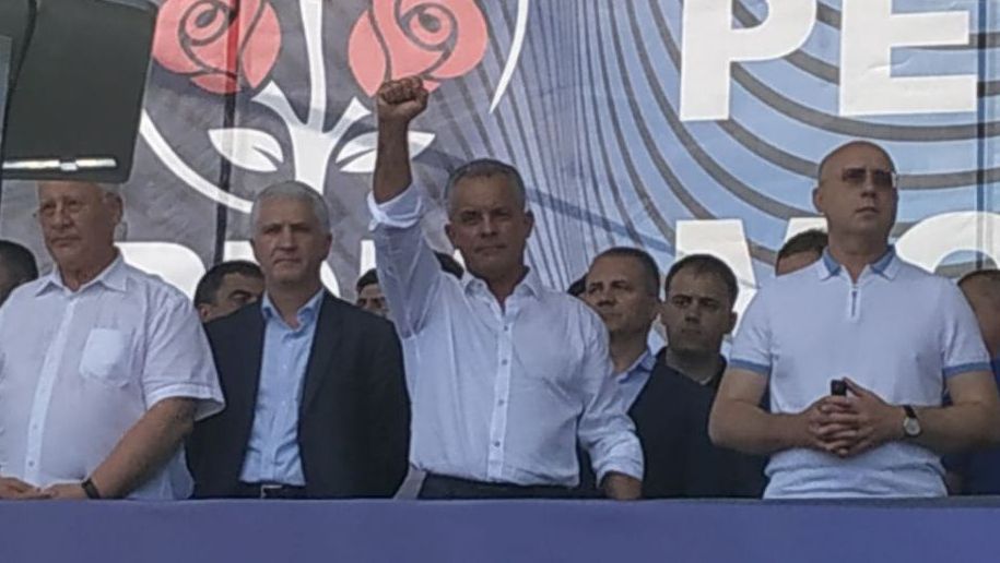 Plahotniuc își apără puterea. Mii de oameni aduși cu autobuzele, o rezoluție și cinci curcani