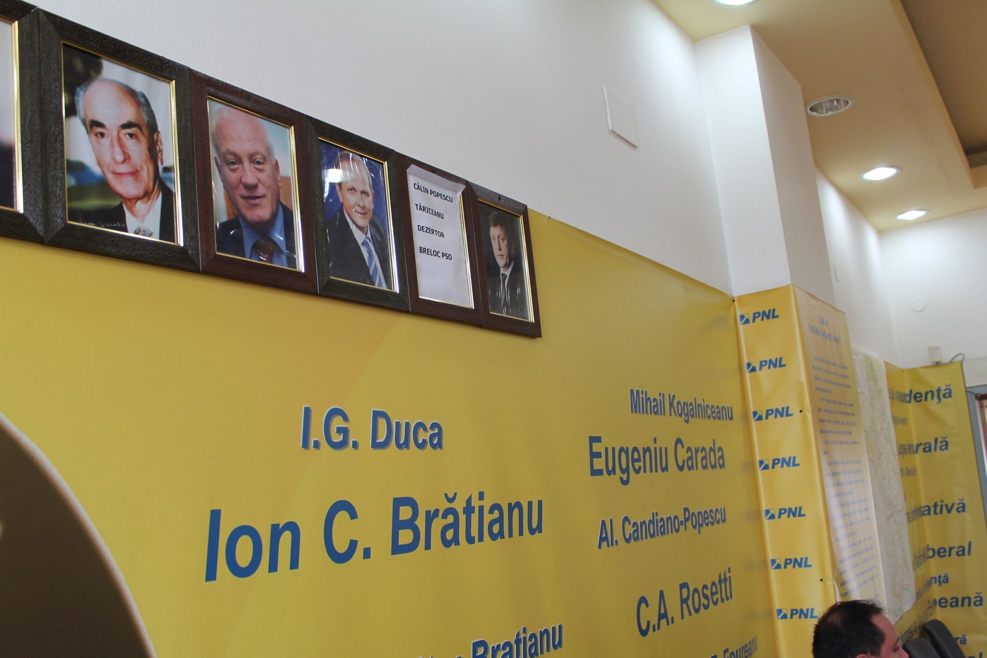 Tabloul lui Tăriceanu din sediul PNL Slatina, acoperit cu o coală A4. Ce scrie pe foaie?