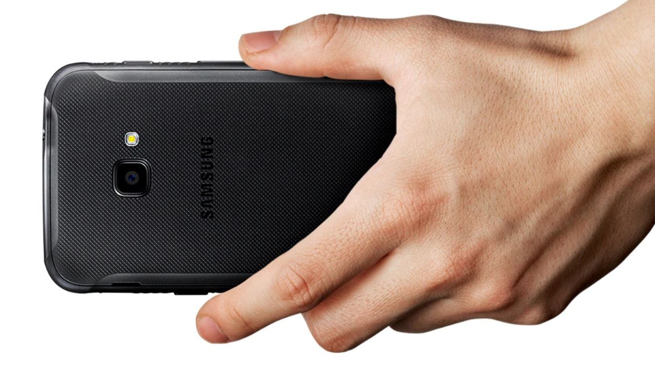 Telefonul Samsung făcut să reziste la orice căzătură și oricâtă ploaie te prinde în oraș