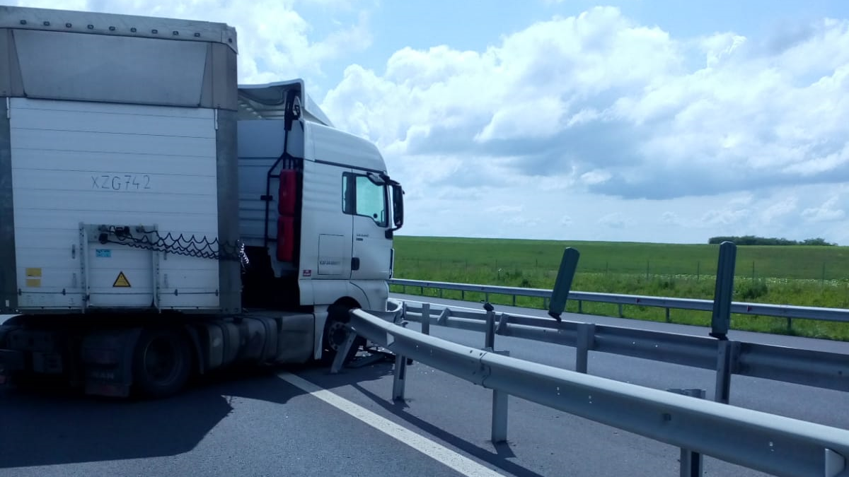 Pericol de explozie pe autostrada A1. Un TIR a intrat în parapeți 