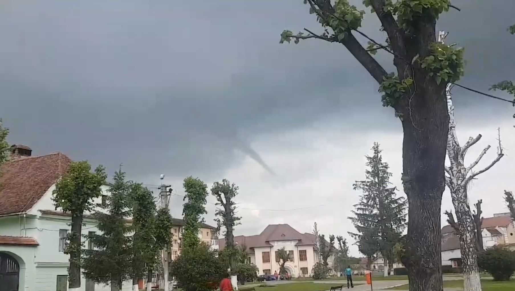 Imagini apocaliptice. Încă o tornadă uriașă în România! Unde a fost surprinsă! VIDEO