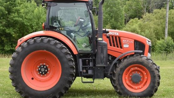 Femeie strivită de tractorul condus de fiul ei