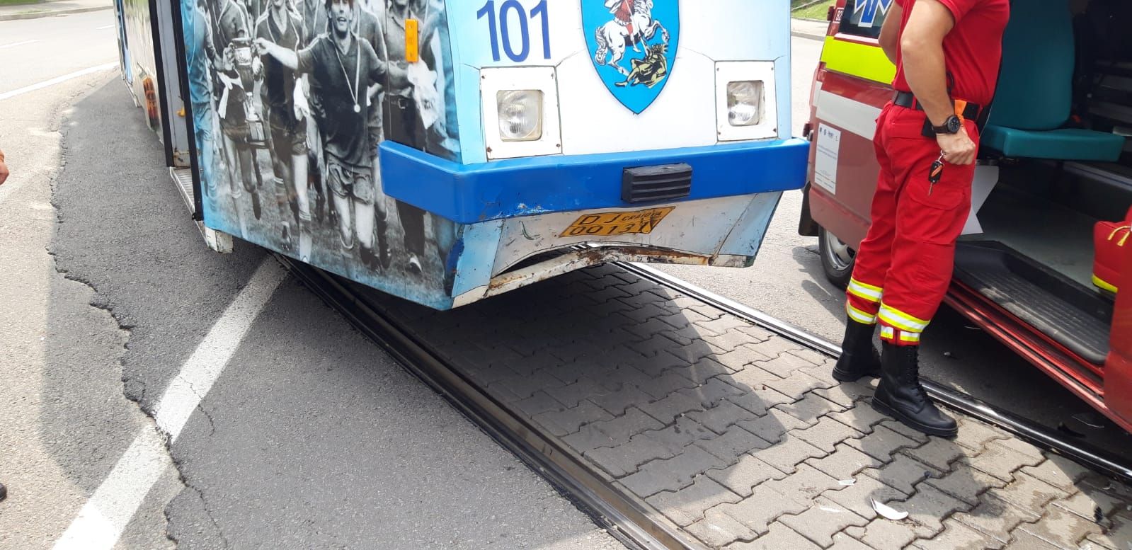 Mașină făcută praf de un tramvai