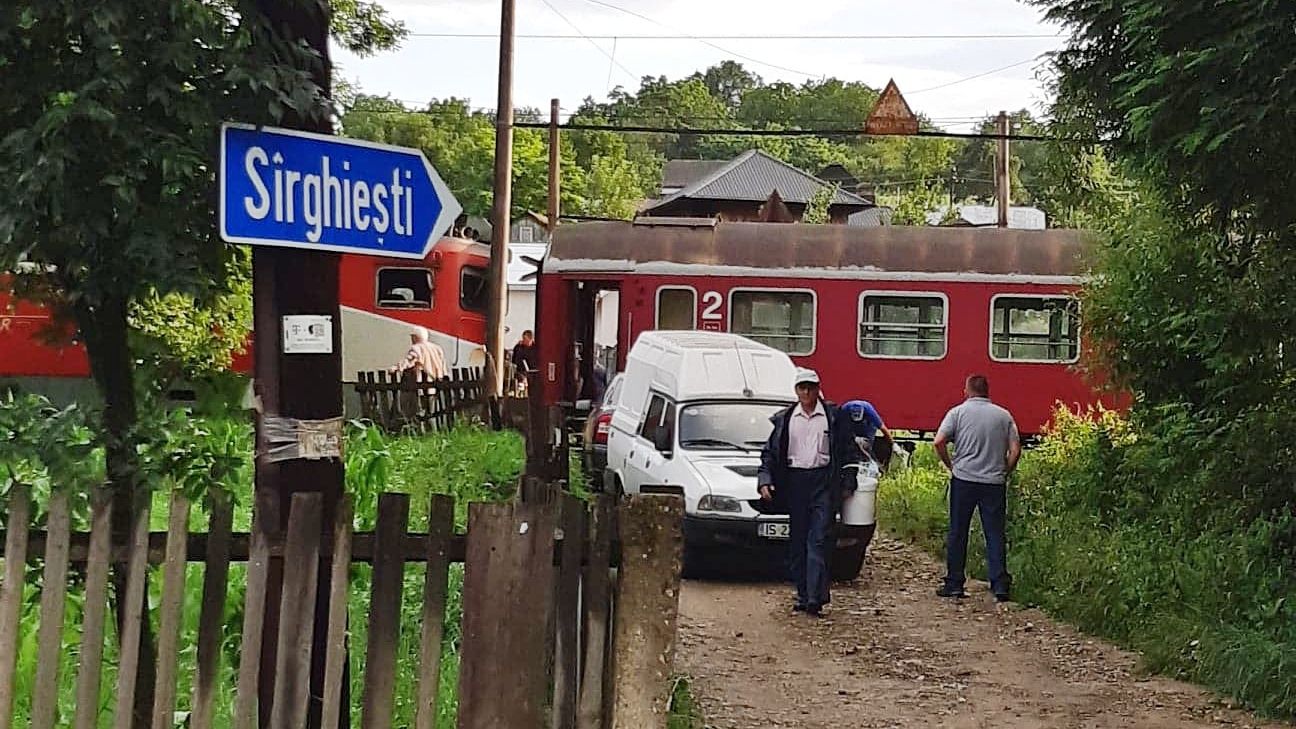 Locomotivă deraiată din cauza viiturilor, în Suceava. Traficul feroviar este blocat