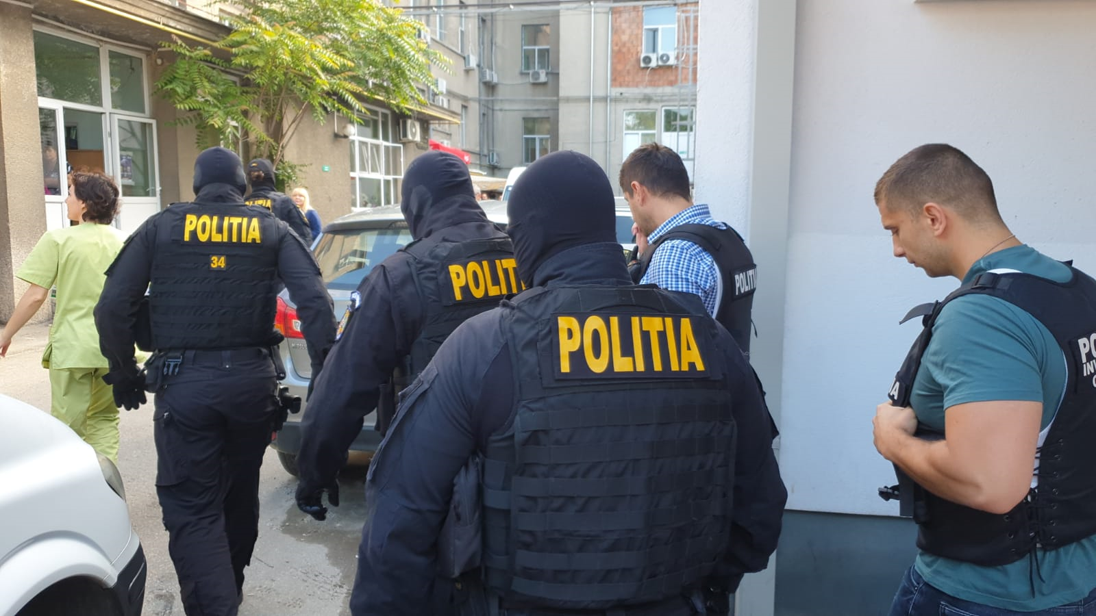 Primele imagini, ucigaşul poliţistului din Timiş a fost externat (VIDEO)