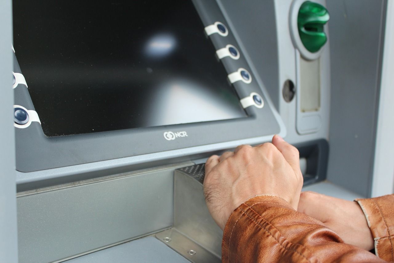 Ce trebuie să faci ca să nu cazi în plasa infractorilor de bancomate