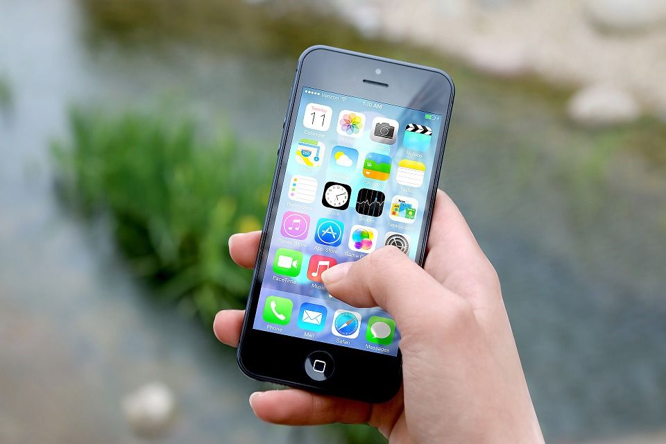 Cum să îți protejezi ochii de lumina intensă a telefonului