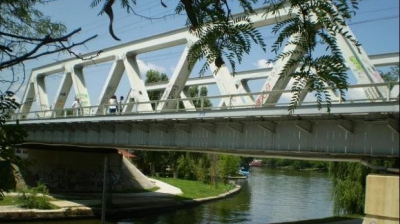 Pod pietonal de traversare a lacului Herăstrău, construit de Primăria Capitalei