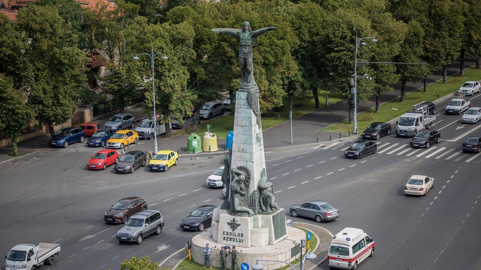 Paradă aeriană la Monumentul Eroilor Aerului, de Ziua Aviaţiei Române şi a Forţelor Aeriene