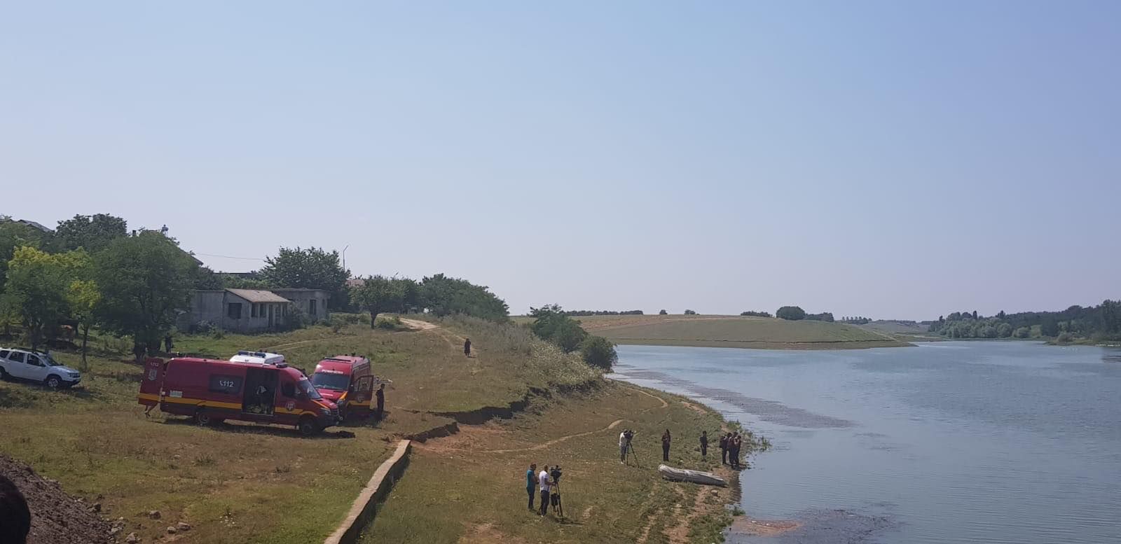Poliţiştii fac verificări în mai multe case şi într-un lac din Caracal, în căutarea Alexandrei