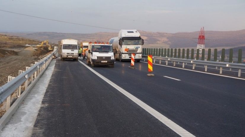 Autostrada A2, blocată de dale ridicate din asfalt pe drumul spre mare