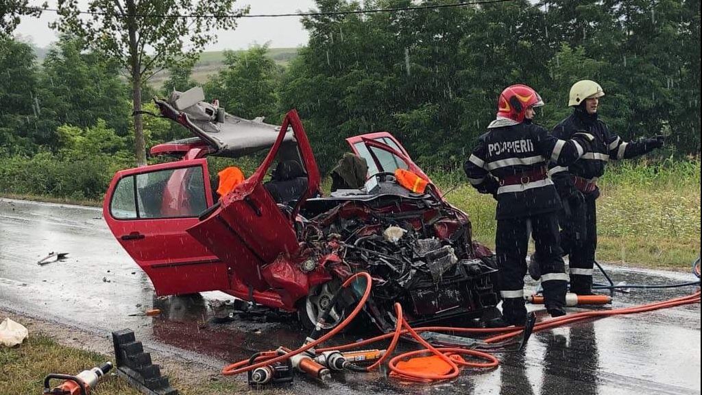 Accident infiorător în judeţul Alba, un autoturism a fost spulberat de un TIR (VIDEO)