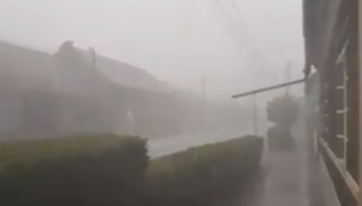 O furtună puternică a lovit Aradul. Populația, avertizată prin sistemul Ro Alert