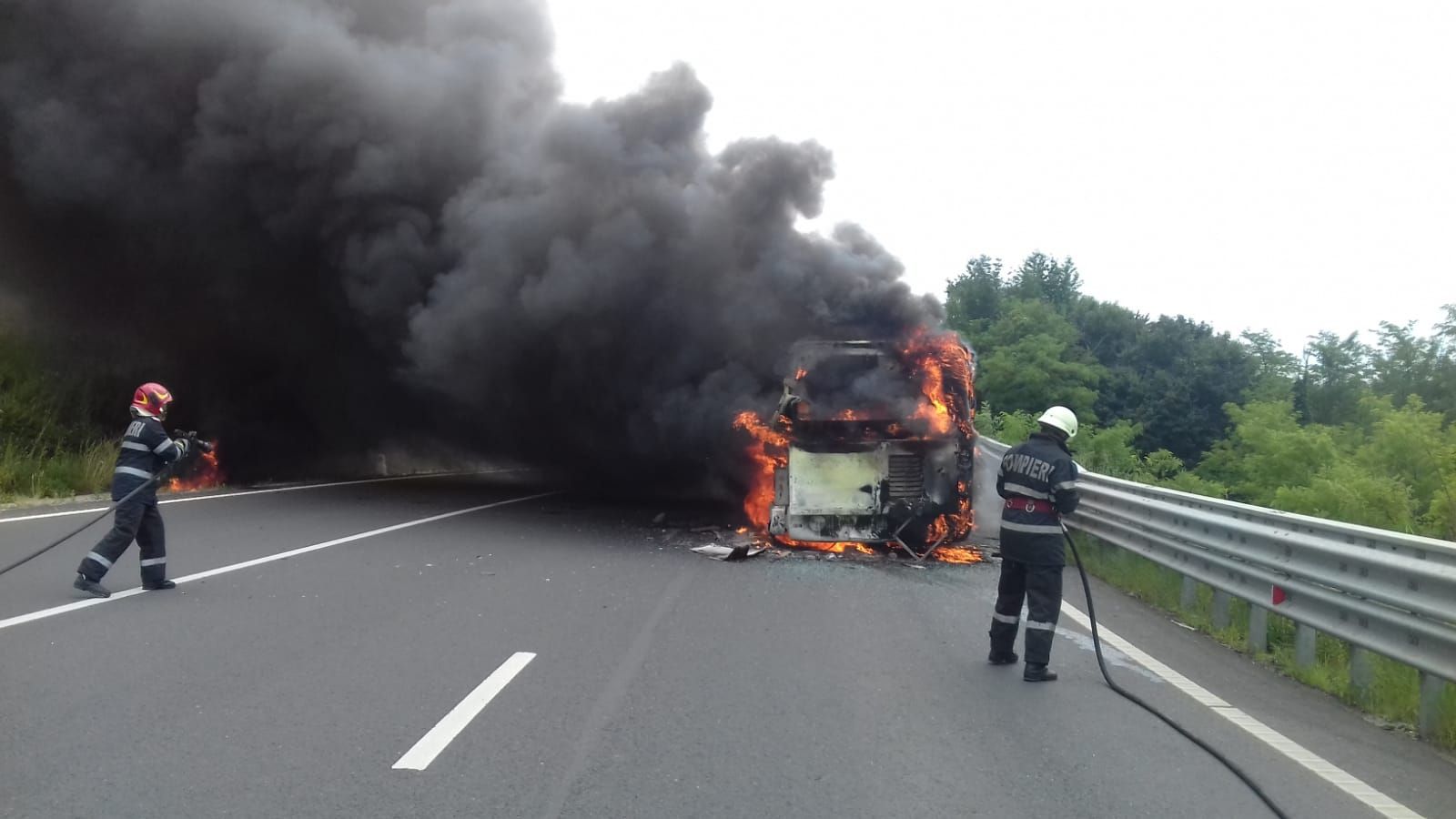 Autobuz cuprins de flăcări pe DN 76, între Deva și Brad