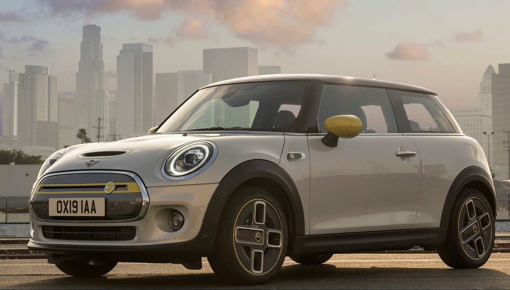 BMW a reinventat modelul popular Mini. Noul Cooper e 100% electric