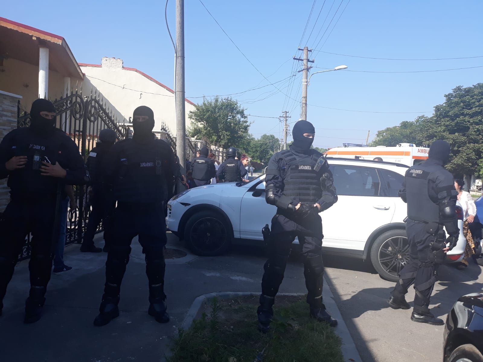 Descinderi în forță la un grup infracțional din Craiova cu ramificații în mai mult țări