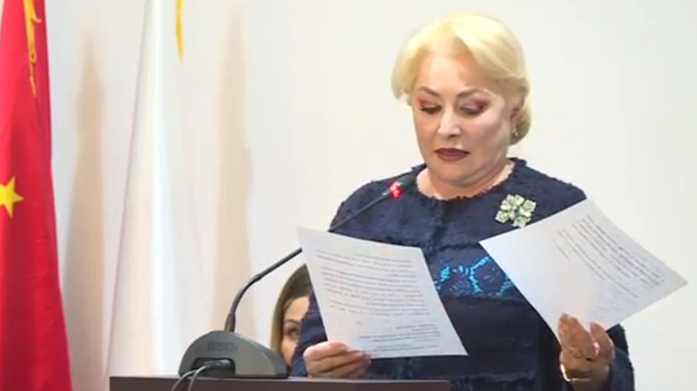 "Cine citeşte de pe foi nu intră în turul !!" Ironii la adresa Vioricăi Dăncilă  