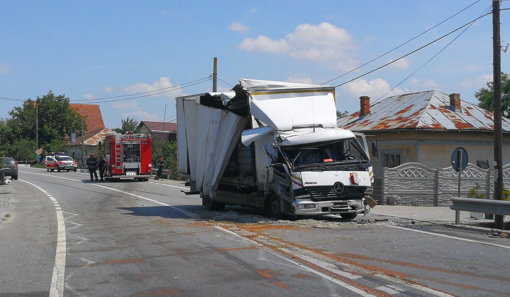 Camion încărcat cu substanțe periculoase, implicat într-un accident rutier, în Dolj