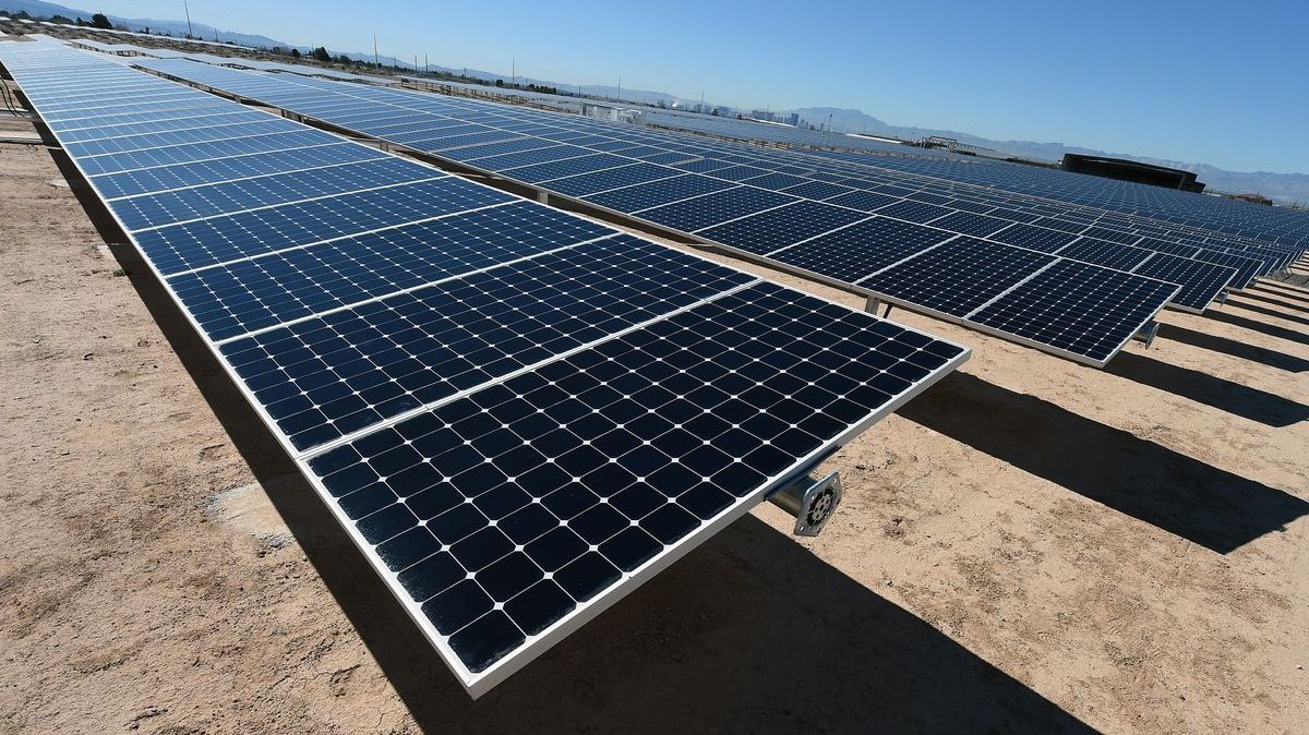 Verdictul specialiștilor în lupta cu poluarea: când o să avem doar energie regenerabilă