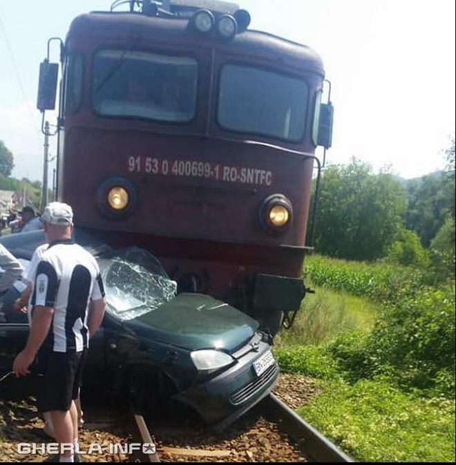Accident teribil în Bistriţa, un tren cu 100 de pasageri a lovit în plin un autoturism (FOTO+VIDEO)