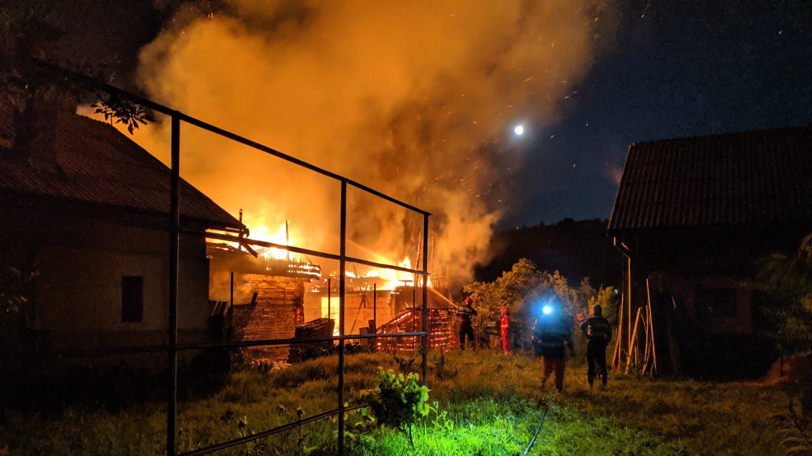 Casă de vacanţă din Bistriţa, mistuită de flăcărei (GALERIE FOTO+VIDEO)