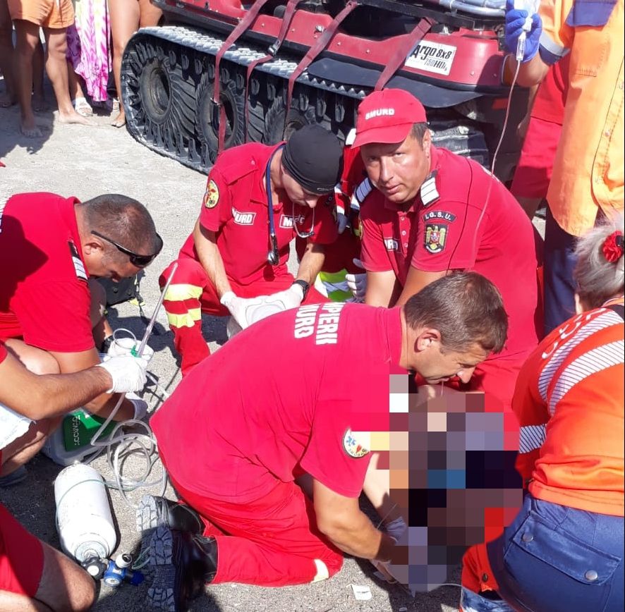 Alertă la Saturn. Bărbat înecat, scos din valurile mării(Video)