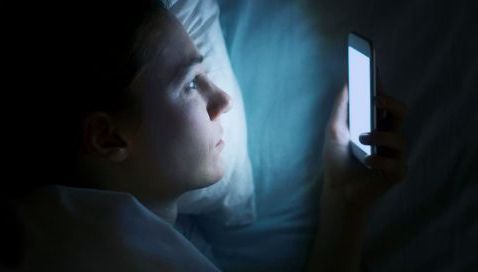 De ce lumina de la telefoane și calculatoare e mai periculoasă decât ai crede