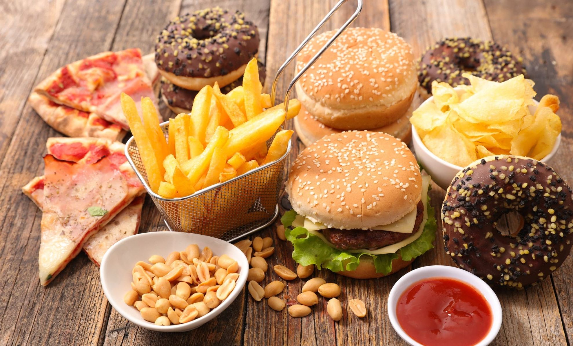 Specialiștii avertizează asupra alimentelor pe care n-ar trebui să le consumăm niciodată