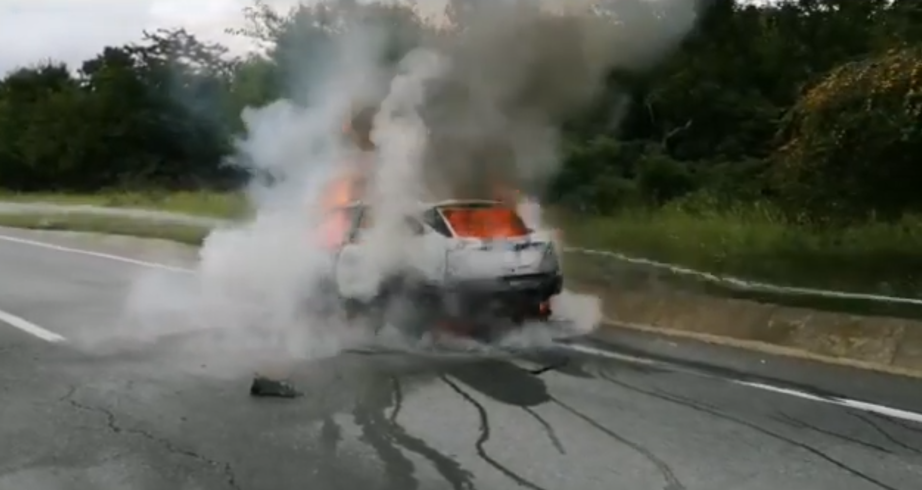 Imagini incredibile. Autoturism în flăcări pe DN 65. Cum a reușit șoferul să se salveze?