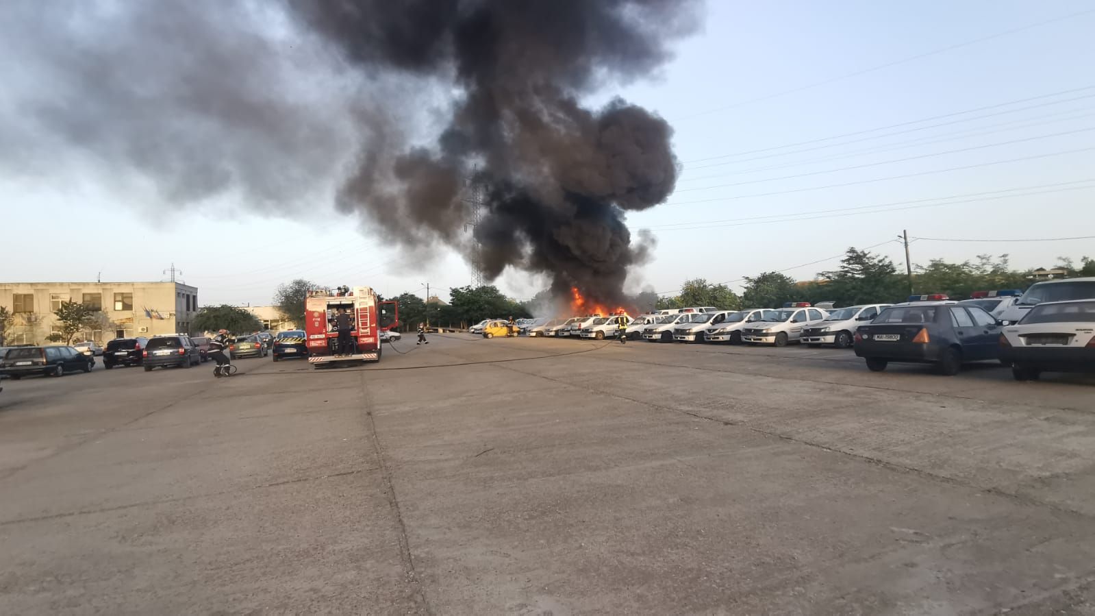 Alertă la Constanța. Microbuz în flăcări, în curtea secției de poliție. FOTO + VIDEO