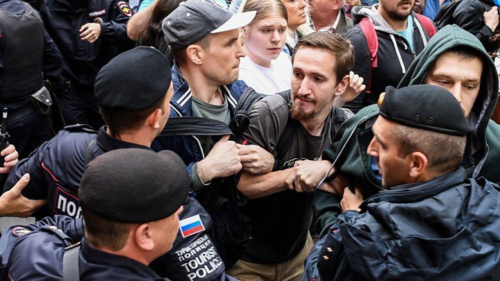 Rusia lui Putin respinge cu furie criticile după arestarea a 1.400 de protestatari