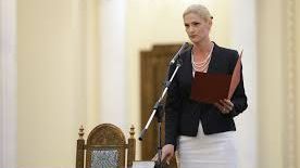Ramona Mănescu a uitat să-și facă semnul crucii la ceremonia de învestire