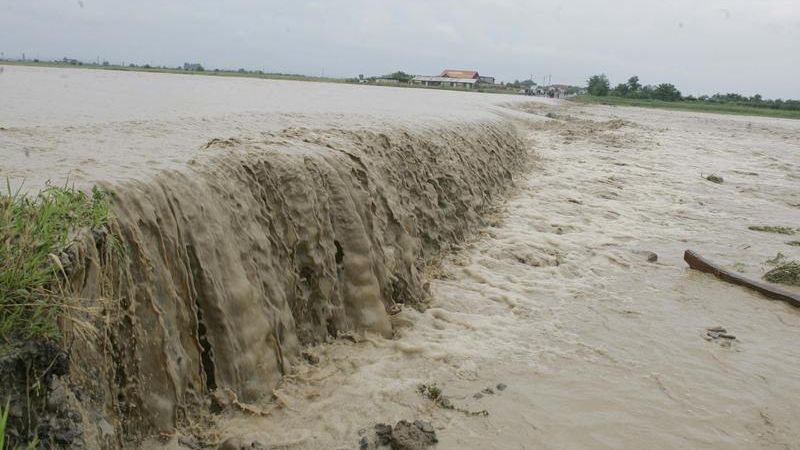 ALERTĂ! Substanţă necunoscută, deversată în râul Olt. Imagini incredibile
