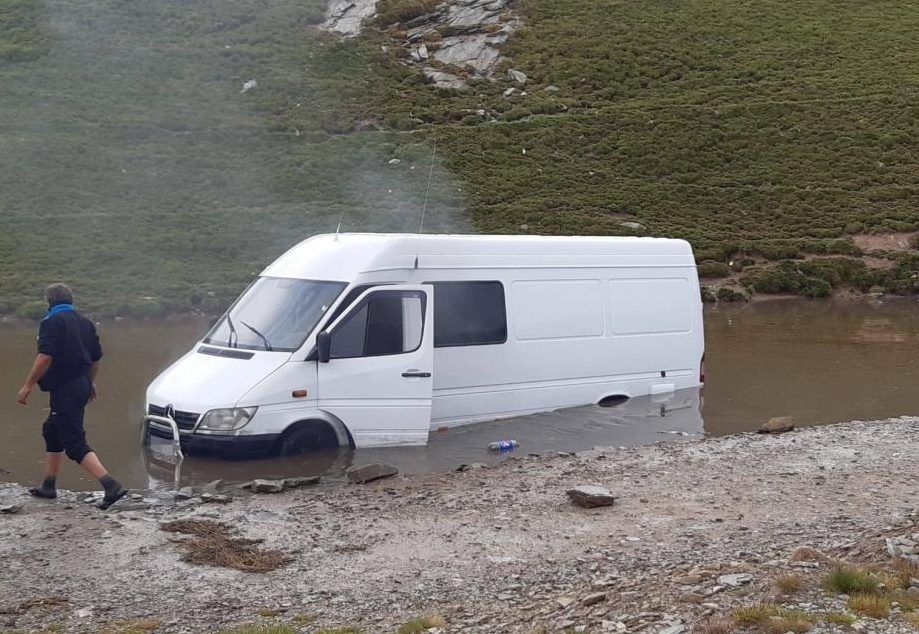 Turiști blocați lângă Transalpina. Mașina în care se aflau s-a împotmolit în nămol