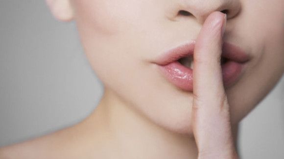 Oamenii de știință au înțeles, în sfârșit, de ce ne e greu să ținem un secret
