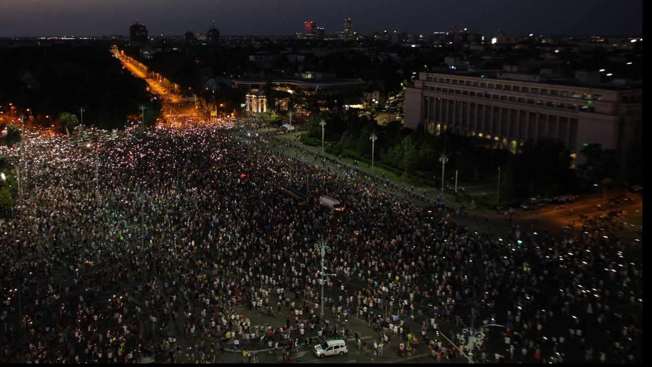 25.000 de oameni în Piața Victoriei. Protestatarii, la gardul Guvernului. Filmul zilei în imagini
